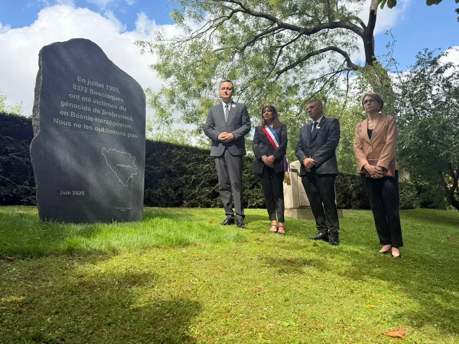 U Parizu otkriven spomenik žrtvama genocida u Srebrenici